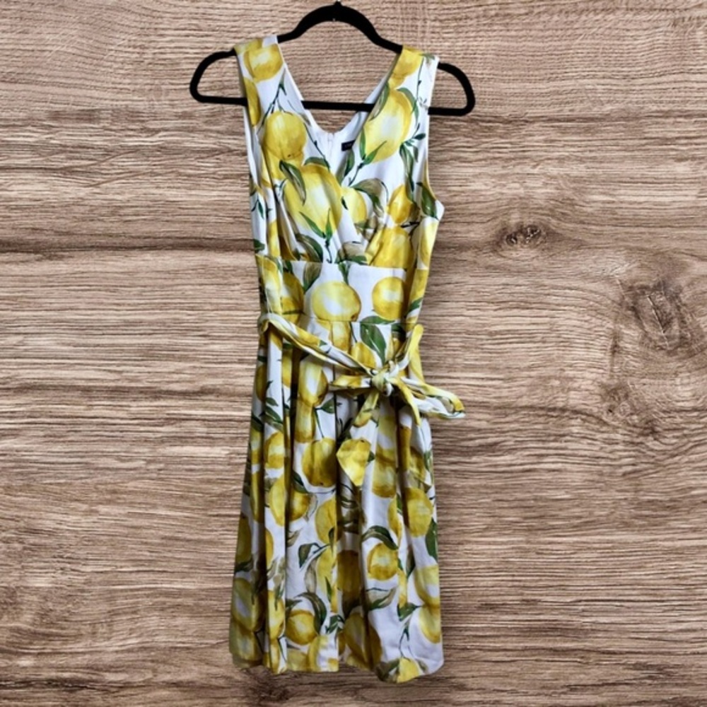 Chris McLaughlin white sleeveless V-neck lemon dress. Size 10.